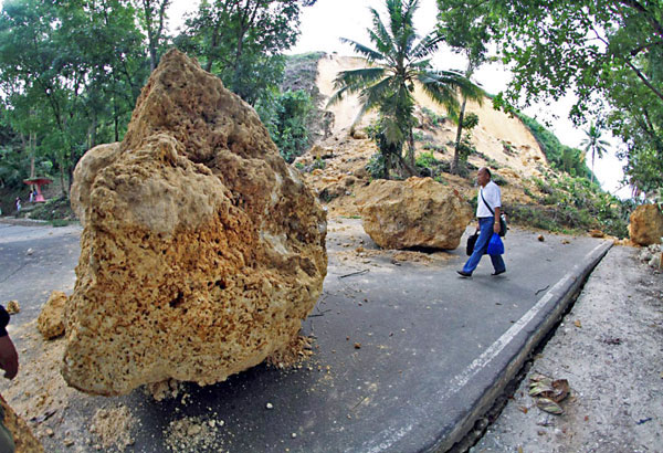 Bohol quake rocks.jpg